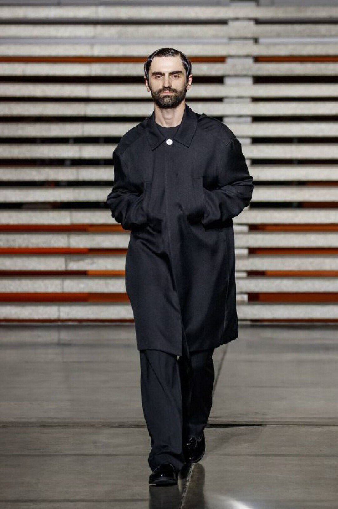 Фотограф Абдулла Артуев с мейком от Фаризы Родригез на подиуме юбилейного показа Ushatava “Collectible Pieces”