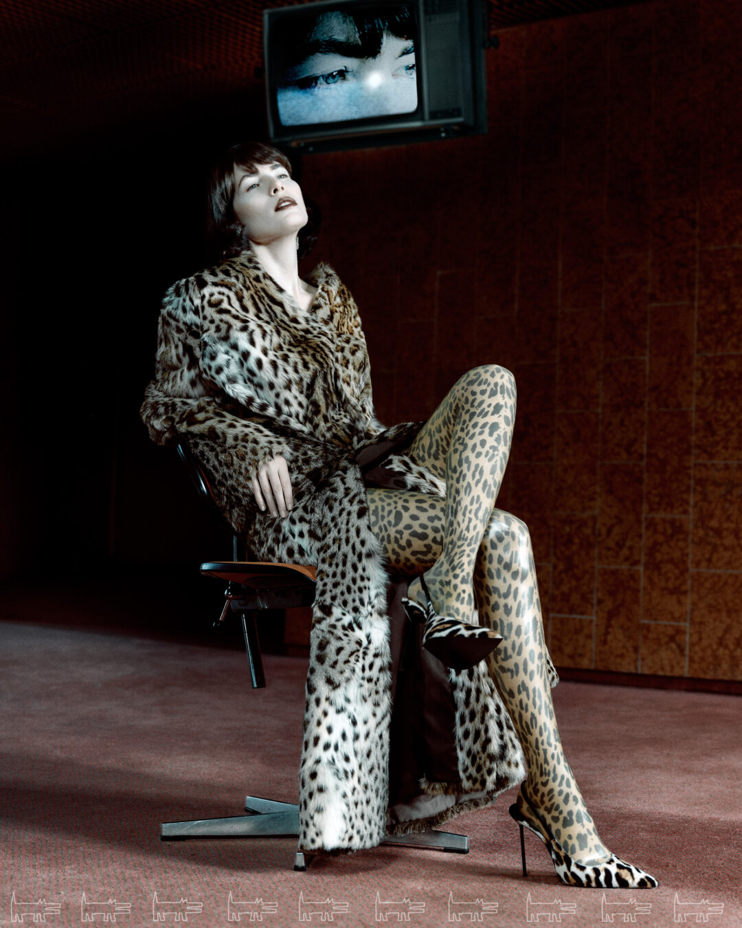 На Юлии: серьги YEPREM (Mercury.ru), шуба RUBAN, туфли PARIS TEXAS (TSUM.ru/ДЛТ)