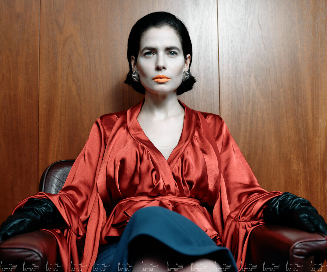 На Юлии: серьги FERRIFIRENZE (Mercury.ru), юбка DOLCE & GABBANA, мюли LE SILLA, очки MIU MIU (все — TSUM.ru/ДЛТ), блуза и перчатки VIVA VOX