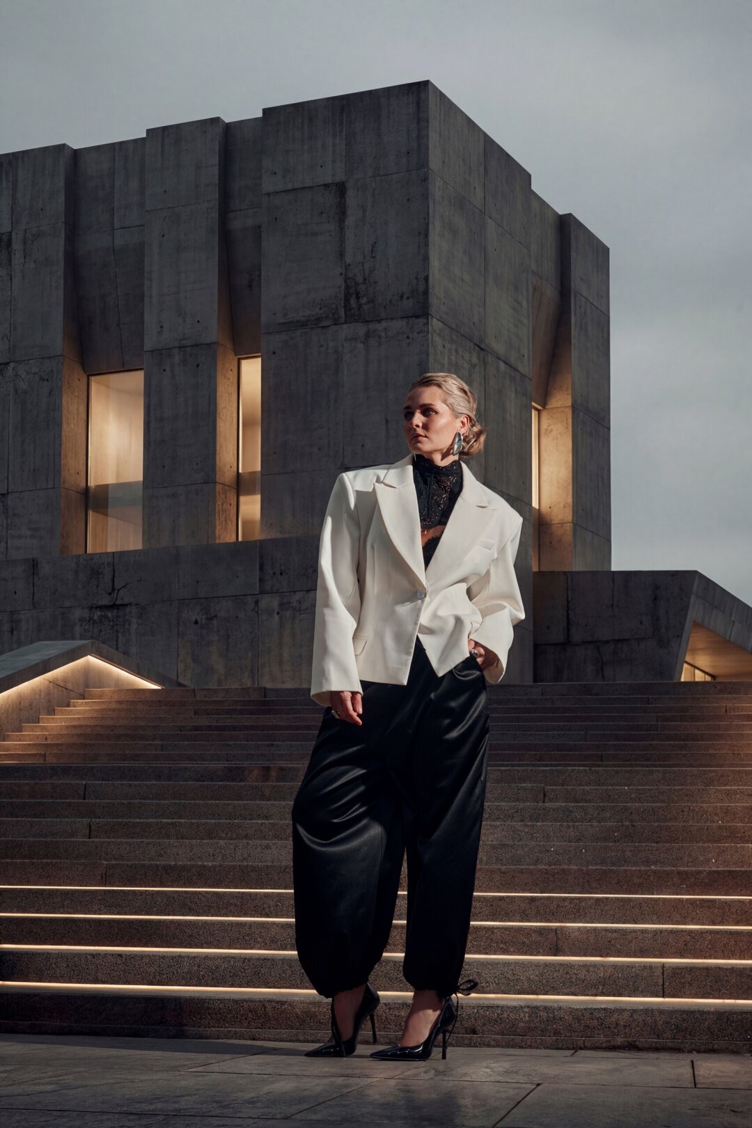 ЕВГЕНИЯ СТРЕЛОВА Дизайнер интерьера, руководитель студии STRELOVA DESIGN Брюки, кружевной воротник концепт-стор SARAFAN, аксессуары LABSTORE