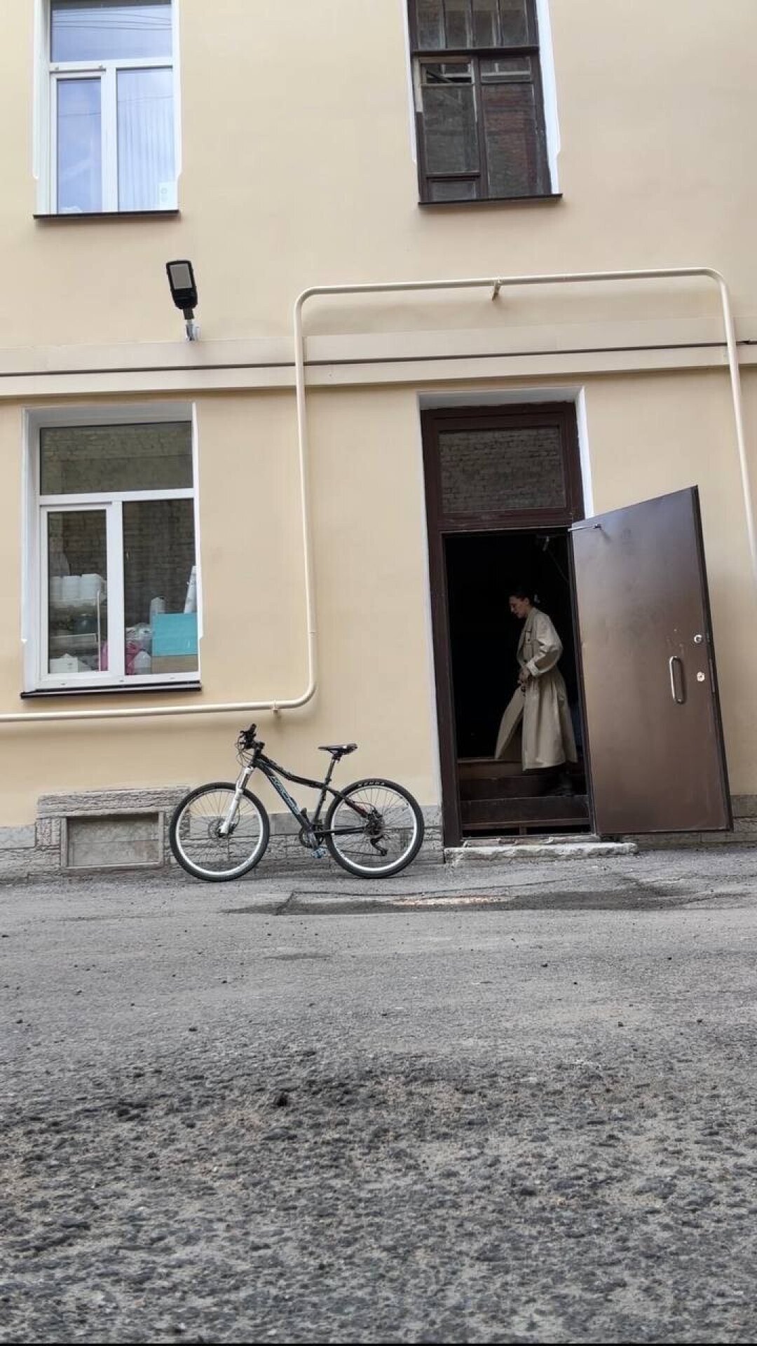 Яна с велосипедом на заднем дворе