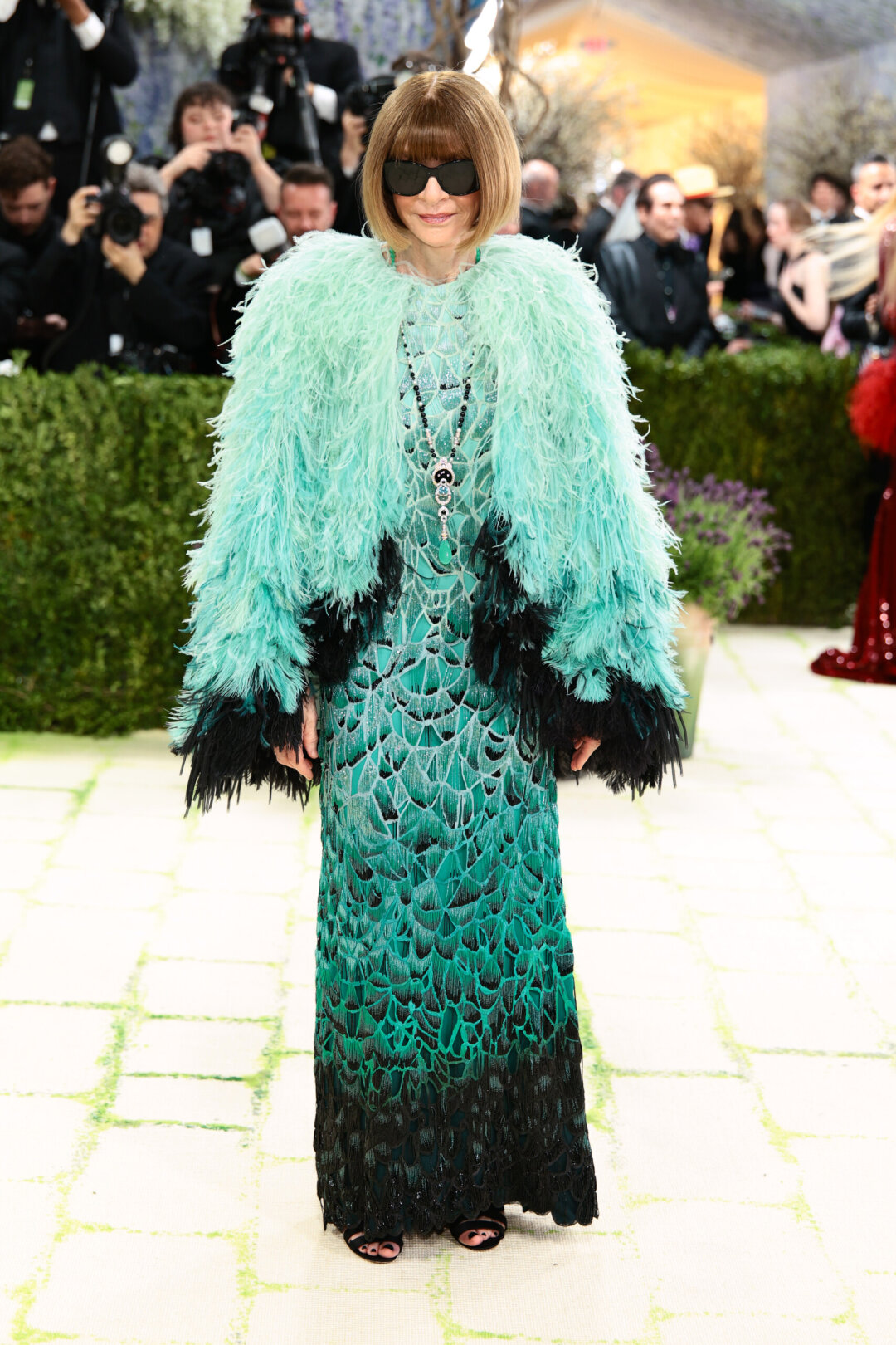 Анна Винтур в Chanel — в аналогичном (но розовом!) образе легенда Vogue была на Мet Gala в 2019 году