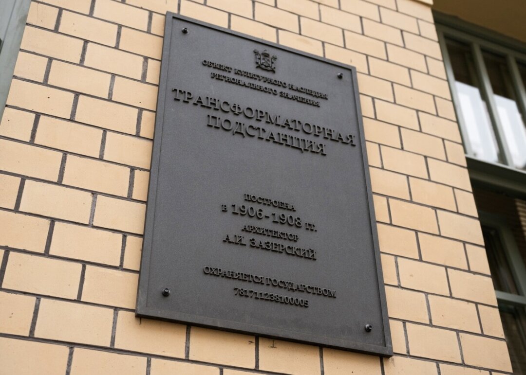 С внешней стороны стены облицованы плиткой «кабанчик» с имитацией кирпичной кладки