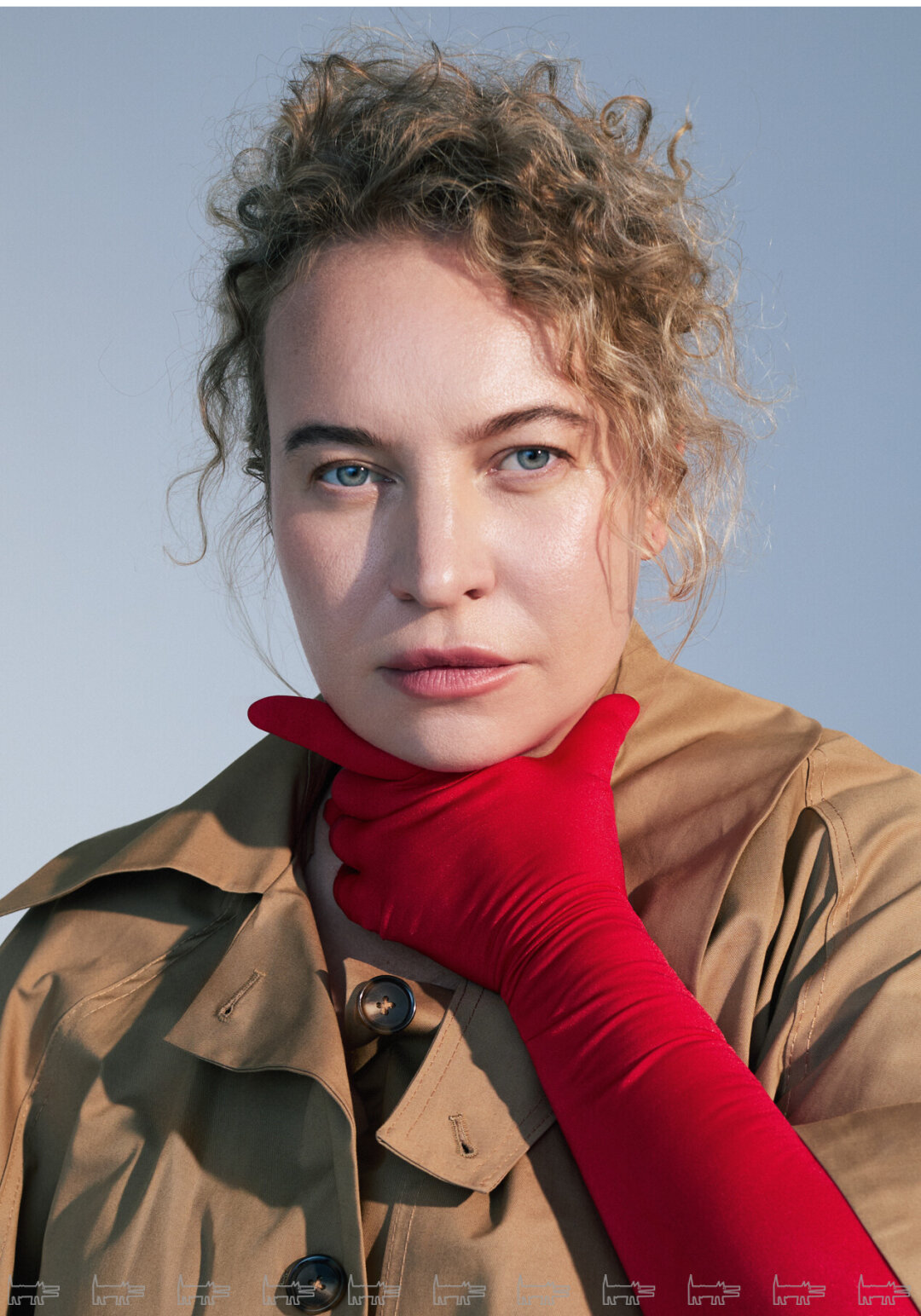 На Александре: перчатки ANGIE ATELIER, плащ SOFASEMYONOVA