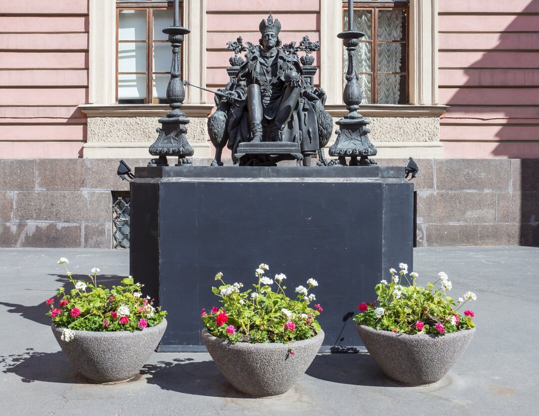 Памятник Павлу I во дворе замка появился к 300-летию Петербурга (архитектор В. И. Наливайко, скульптор В. Э. Горевой). На императоре высокие ботфорты