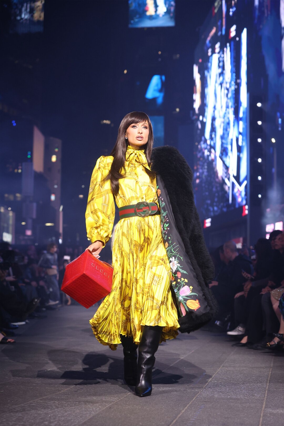 Пэрис Хилтон в шубе на подкладке с принтом Gucci Flora, double-G ремне и ланч-боксом из крокодиловой кожи притворяется то ли mob wife из ресторана
