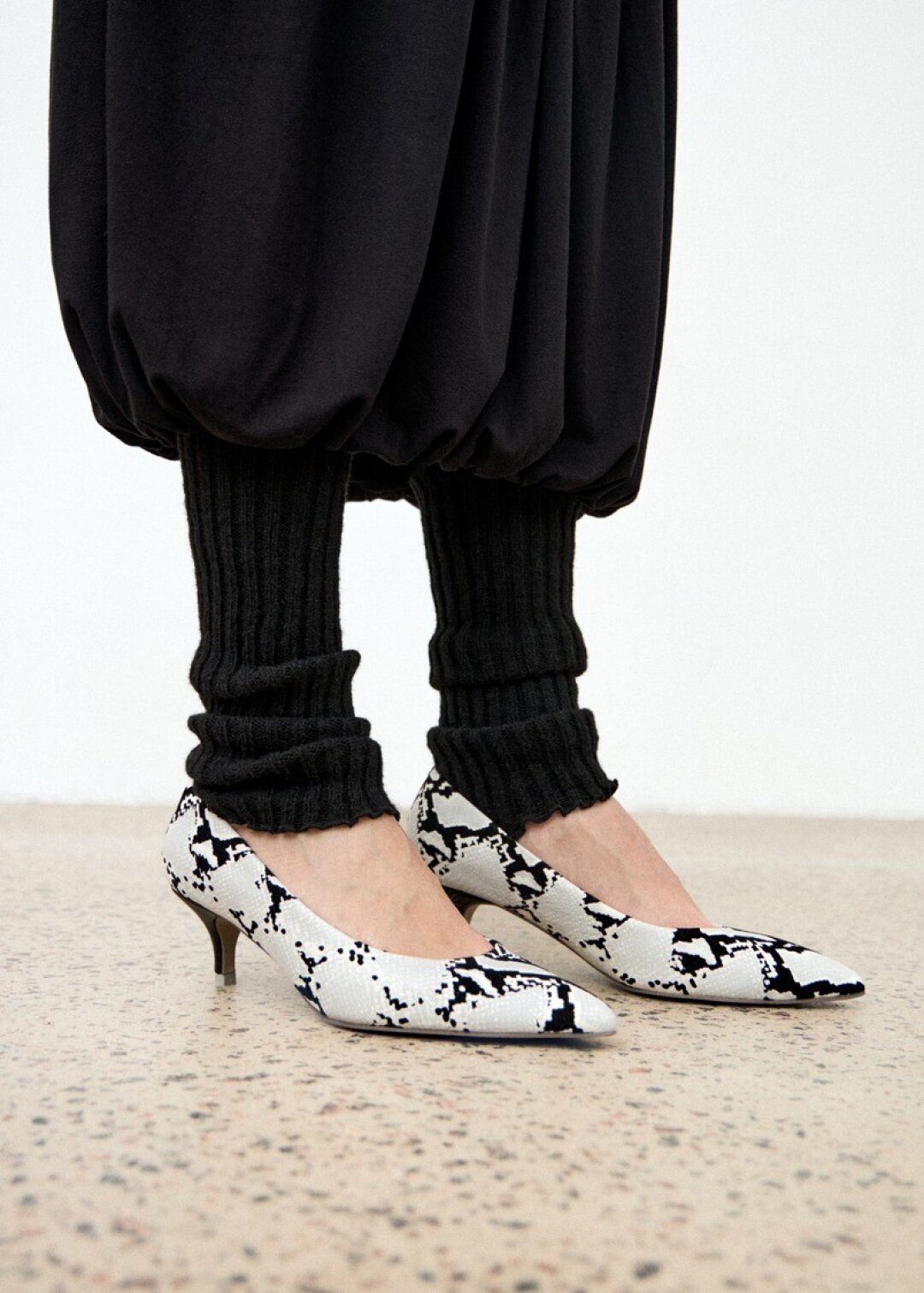 RxBshoes, «Пассаж», 35 000 руб. Если туфли Золушки не для вас, локалы RxBshoes придумали альтернативу — графичную пару со змеиным принтом