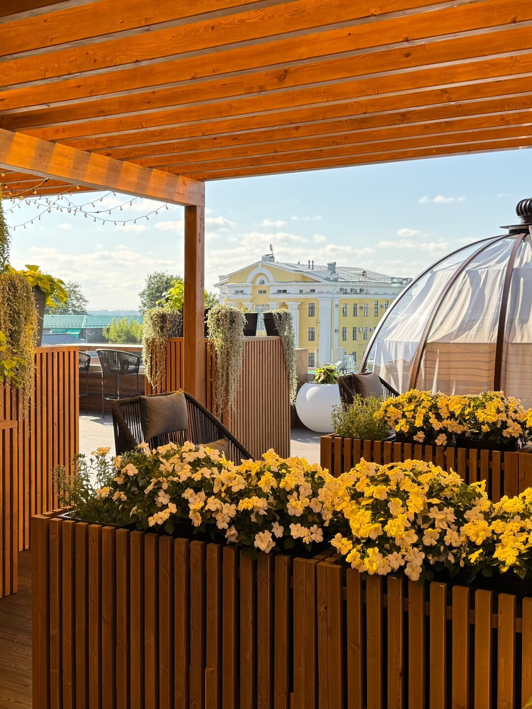Aura Kitchen&Bar: терраса на крыше отеля Монастырская ул., 23Б
