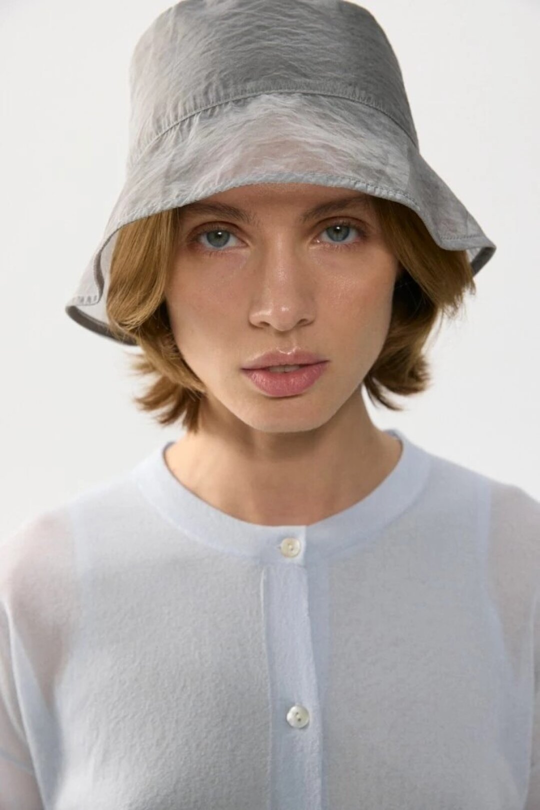 Daisyknit, 3 500 руб. Наш ответ джинсам, твидовым юбкам и сумкам из шелкового шифона с кутюрного показа Сhanel — вау-панамка из полупрозрачной органзы