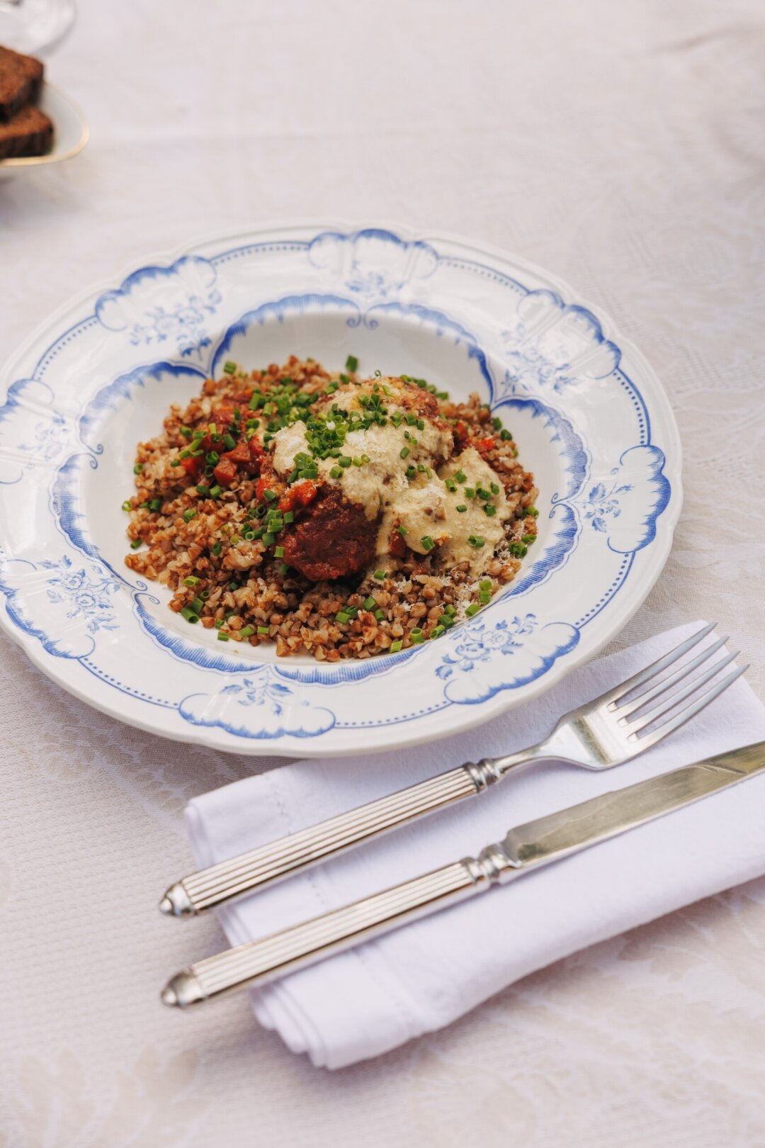 Гречневая каша с томлеными говяжьими щечками