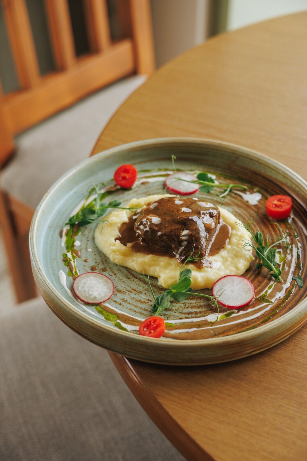 Щечки говяжьи с картофельным пюре и перечным соусом