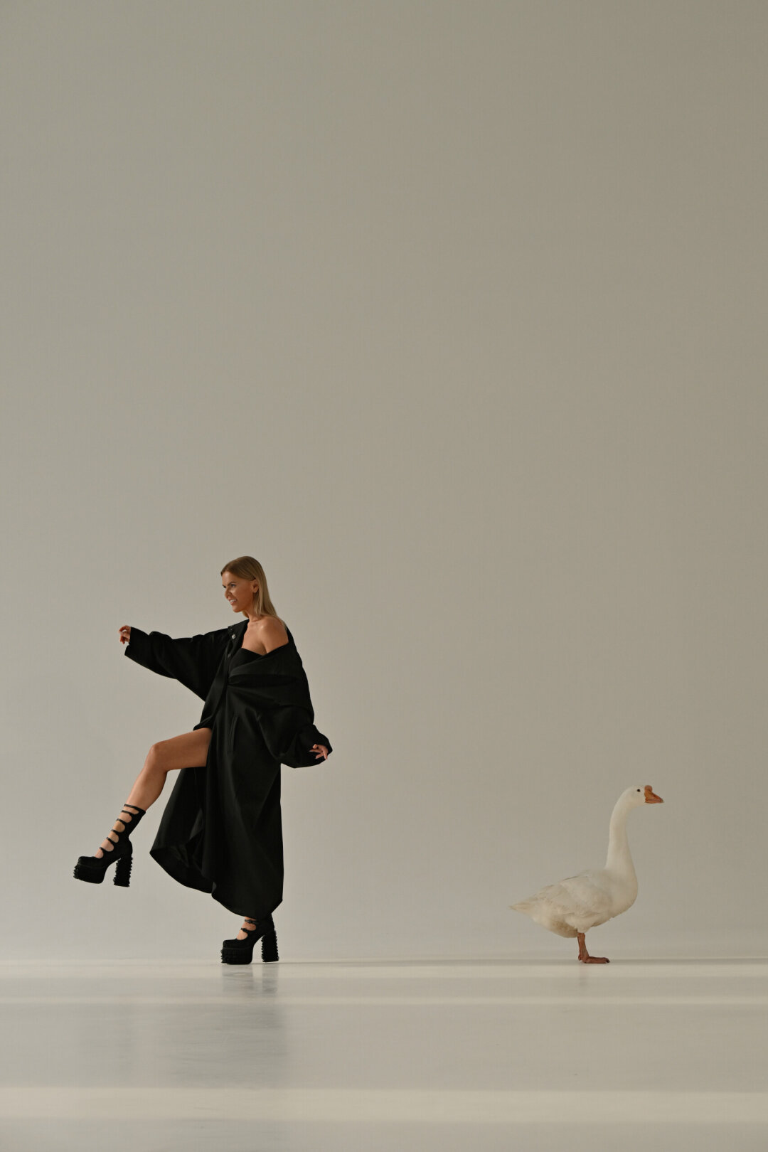 Платье Wolford, ботинки «Убей скуку», тренч Autentiments и украшение Caviar (Milostore.ru)