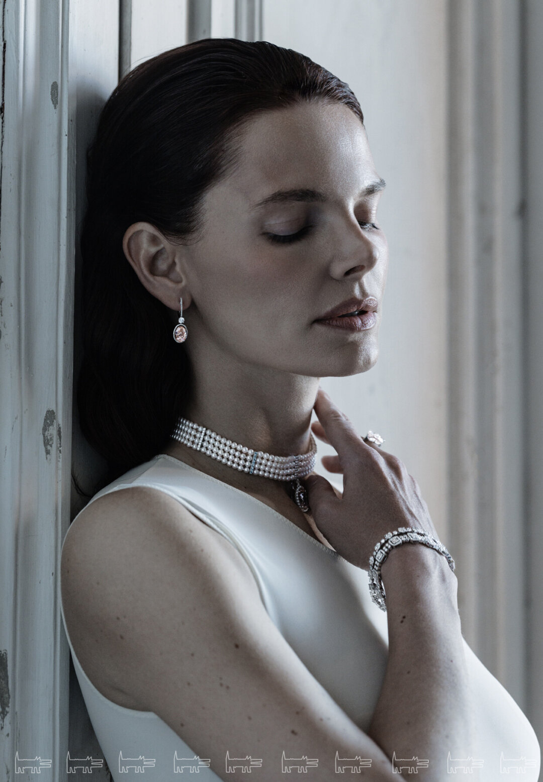 Колье, кольцо, серьги и браслеты MIUZ DIAMONDS, боди MAISON MARGIELA, туфли JIMMY CHOO (все — ДЛТ)