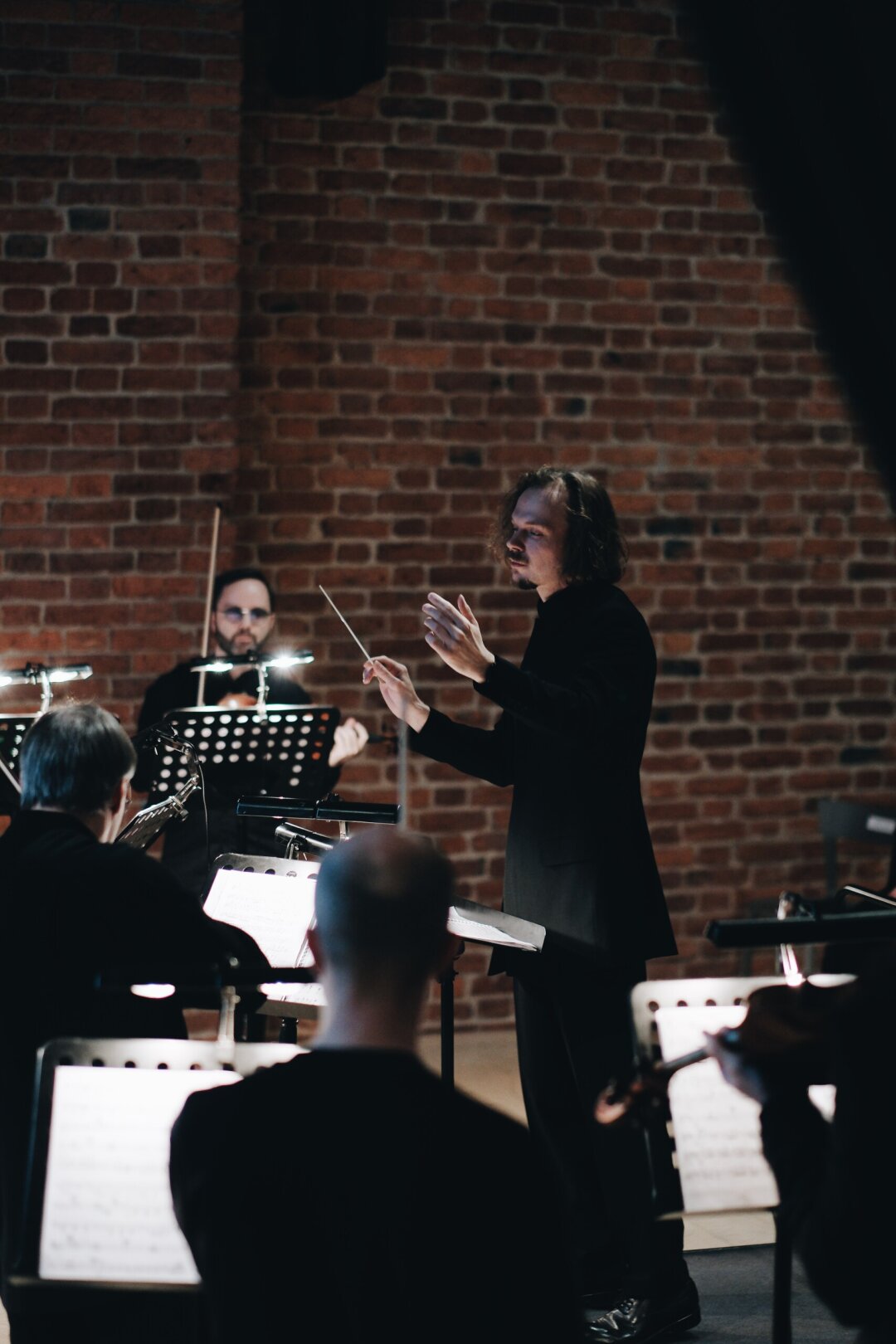 Камерный струнный состав musicAeterna под управлением скрипача и дирижера Дмитрия Бородина