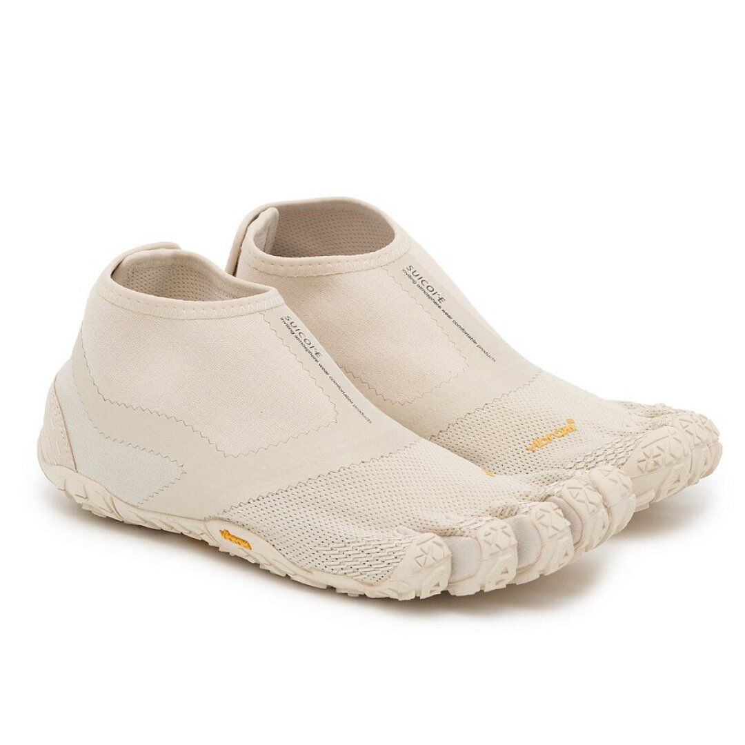 Vibram x Suicoke, Peak, 28 990 руб. Пятипалые кеды на культовой подошве Vibram уважает фэшн-редактор нашего сердца Леандра Медин. Не отстаем и миксуем