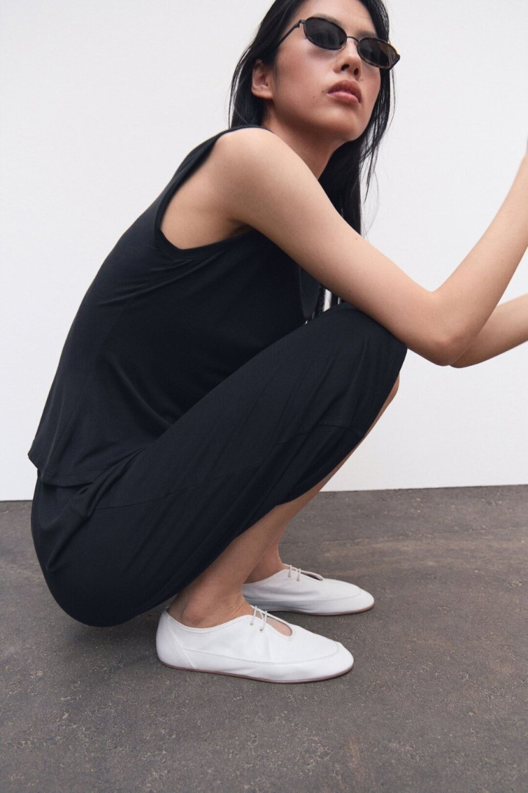 Lime, 9 999 руб. Самые slim sneakers (главные кроссовки года!) сезона придумали в Lime: почти полностью отказались от подошвы, сократили шнуровку до