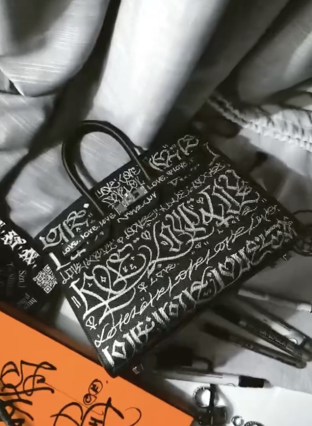 Кастомизированная роспись сумки Birkin от Покраса Лампаса