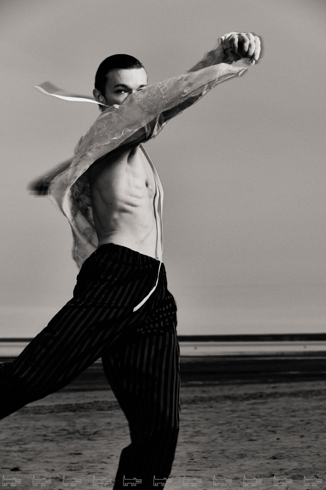 На Александре: сорочка ANN DEMEULEMEESTER, брюки DRIES VAN NOTEN (все — ДЛТ)