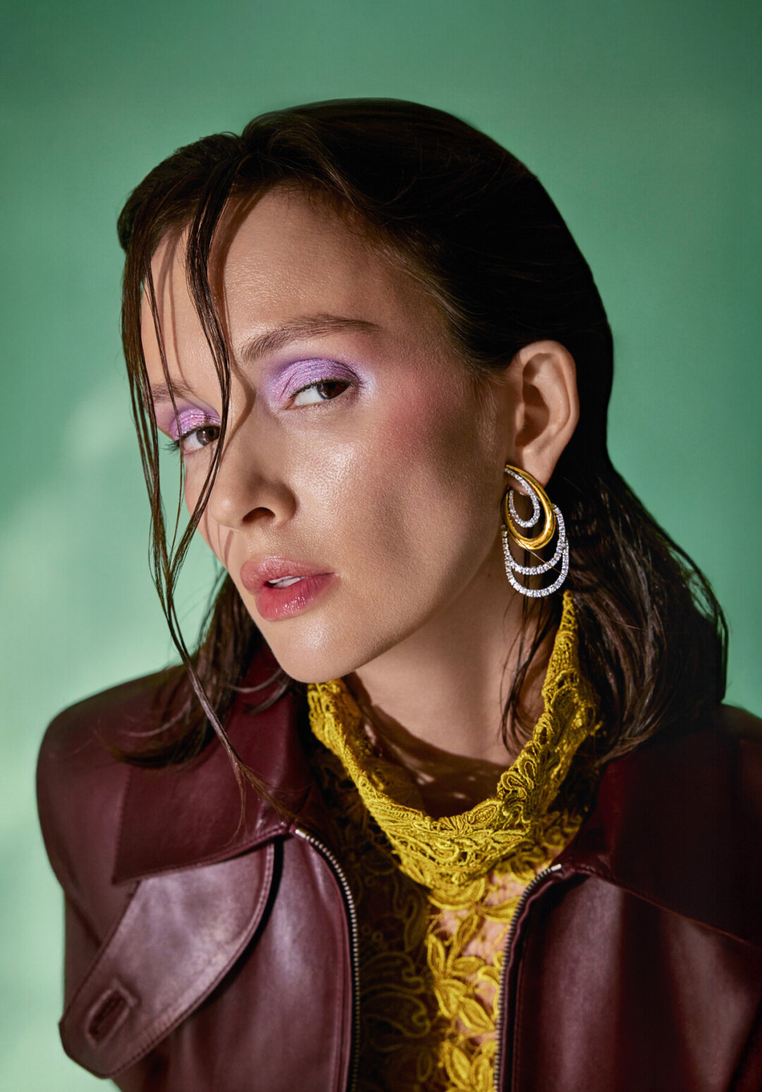 На Паулине: серьги YEPREM (MERCURY.RU), блуза и бомбер SAINT LAURENT (TSUM.RU/ДЛТ)