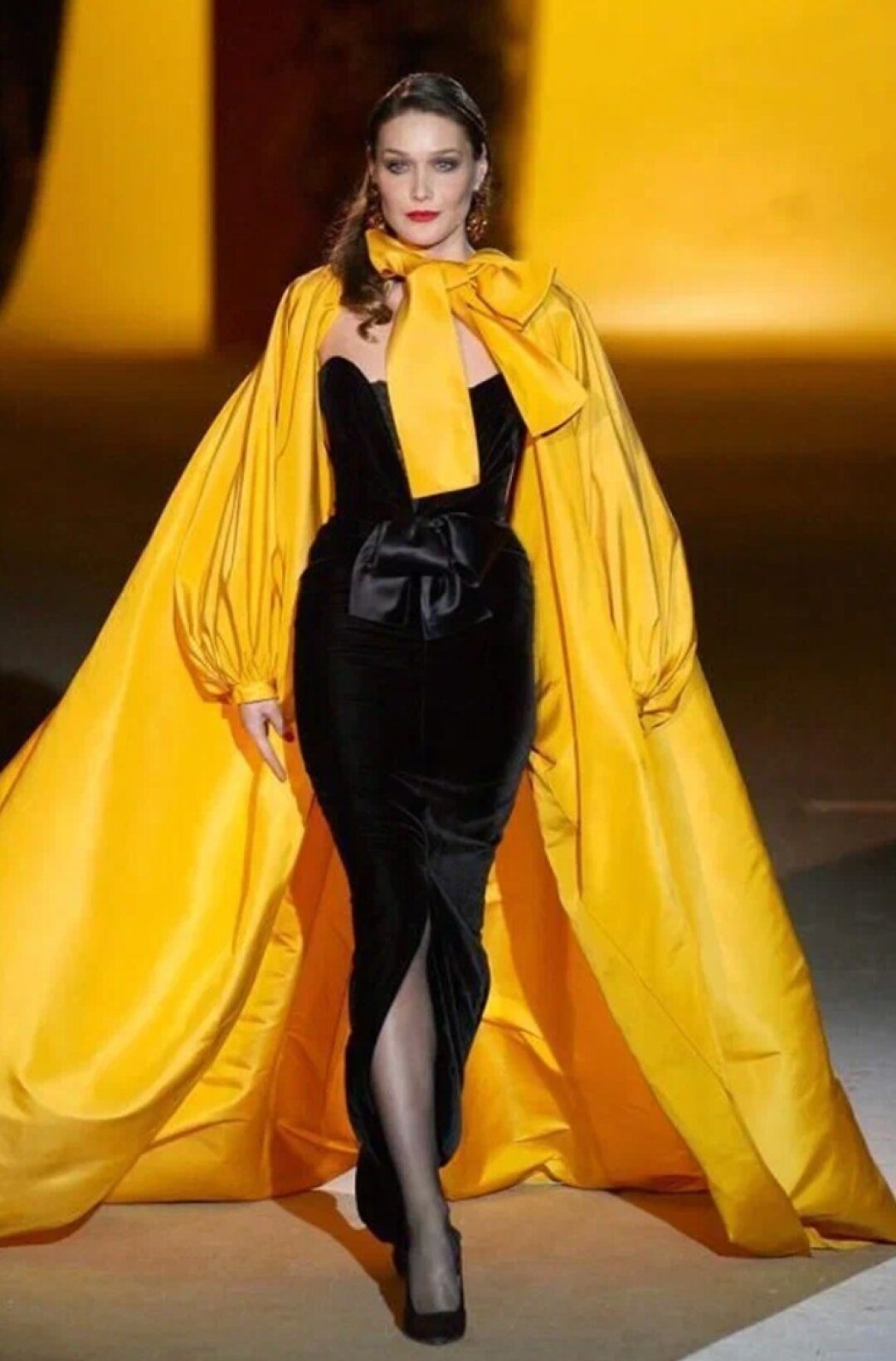Винтажный дримпис Лидии Метельской — желтый кейп из кутюрной коллекции Yves Saint Laurent 1983 года