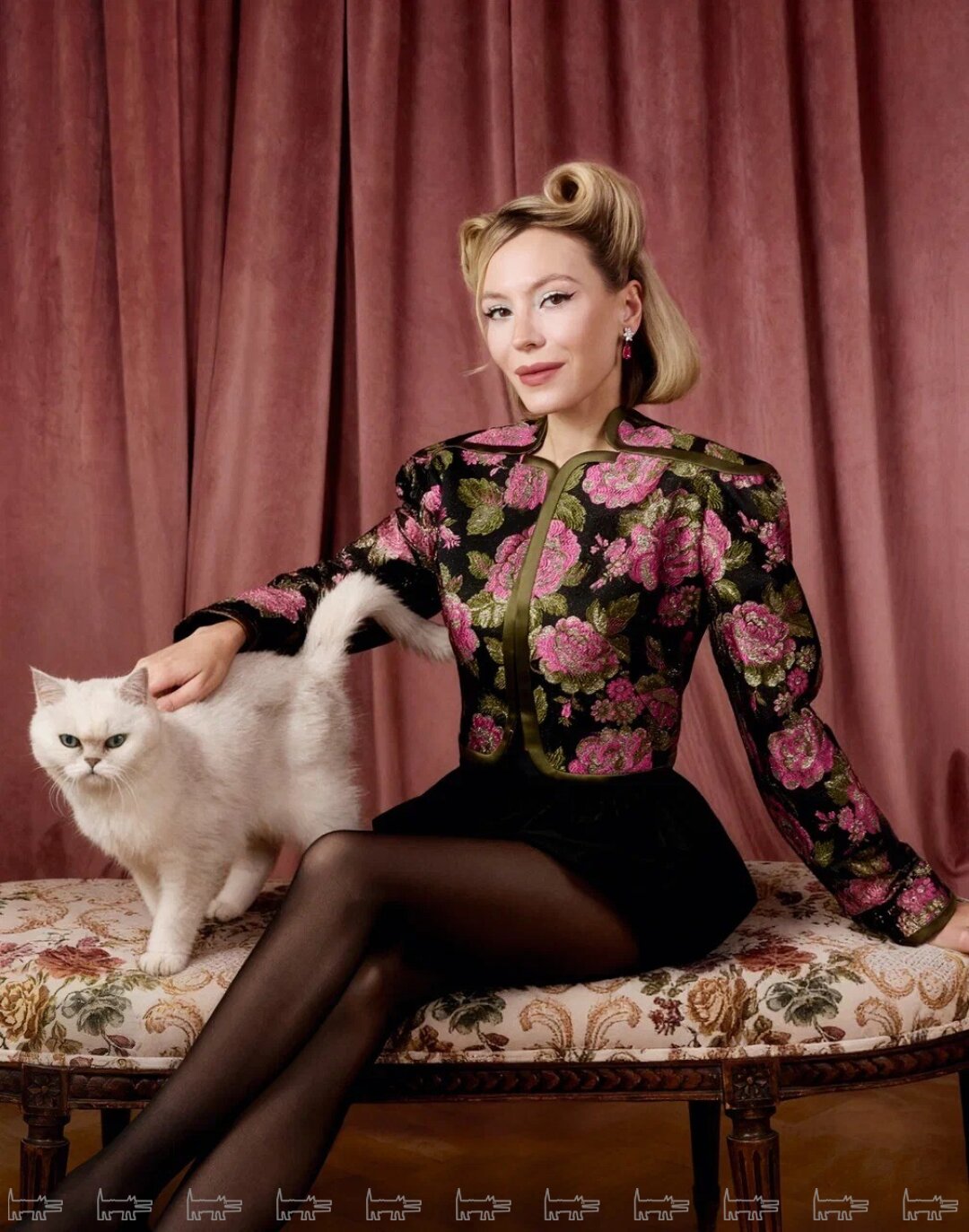 На Лидии: серьги и кольца PARURE ATELIER, жакет и шорты MEOWSHKA