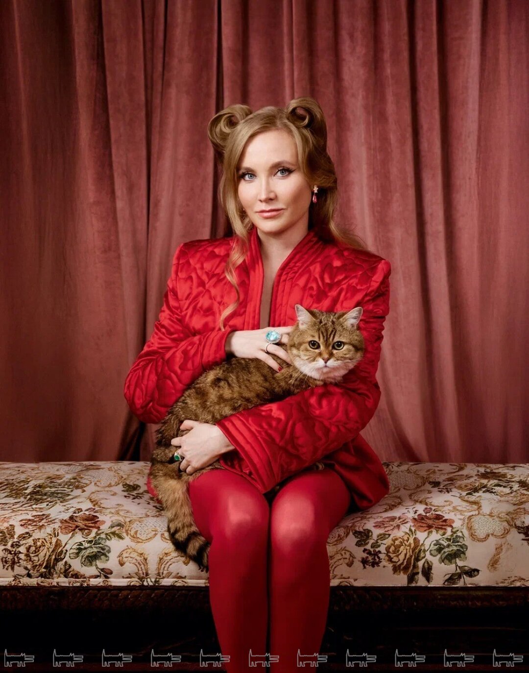 На Виктории: кольца и серьги PARURE ATELIER, жакет, шорты и майка MEOWSHKA