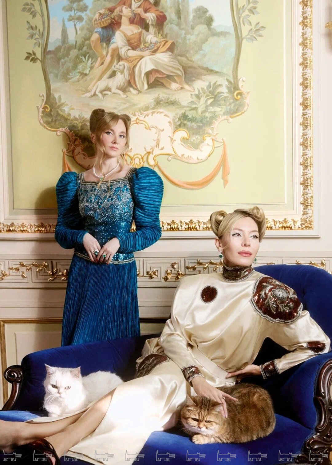 На Виктории: колье и кольца PARURE ATELIER, платье MARY MCFADDEN HAUTE COUTURE; на Лидии: колье и кольца PARURE ATELIER платье PIERRE BALMAIN HAUTE