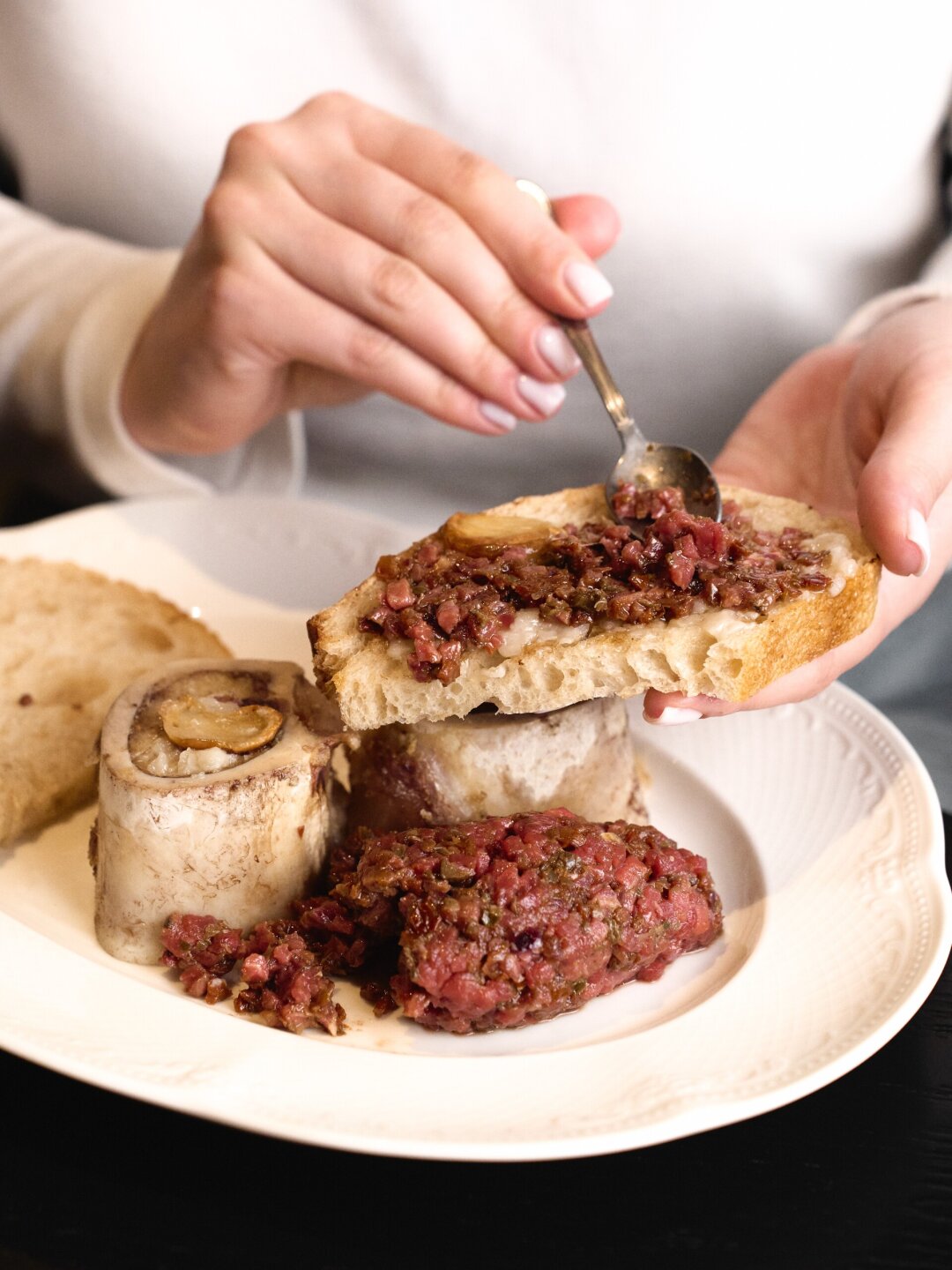 Тартар с мозговой костью в гриль-баре «Мясология»
