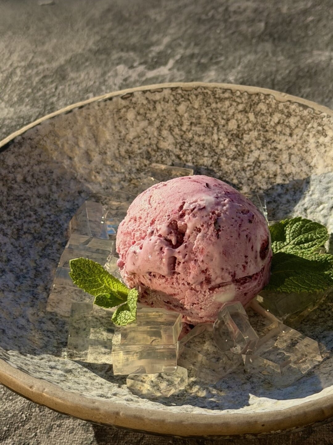 Мороженое с жимолостью из AurA Kitchen&Bar