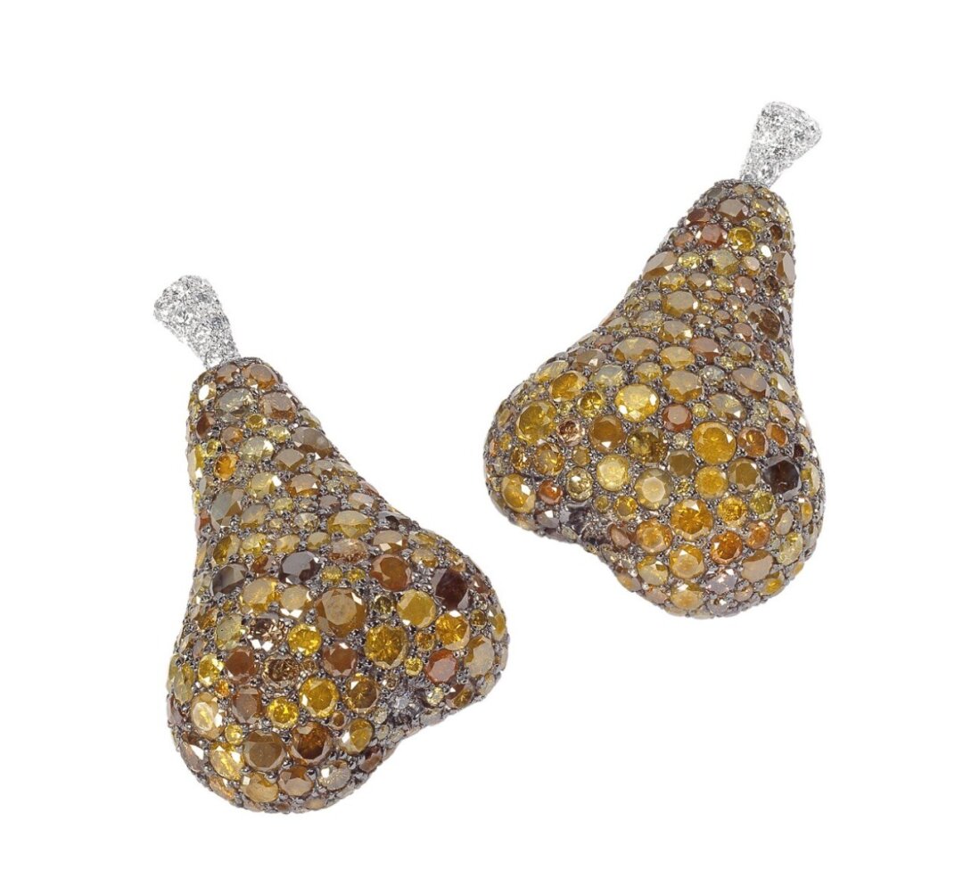 Серьги De Grisogono, ДЛТ, 3 289 000 руб. Висит груша нельзя скушать: в качестве отгадки швейцарцы De Grisogono (их шедевры бодро перемещаются из