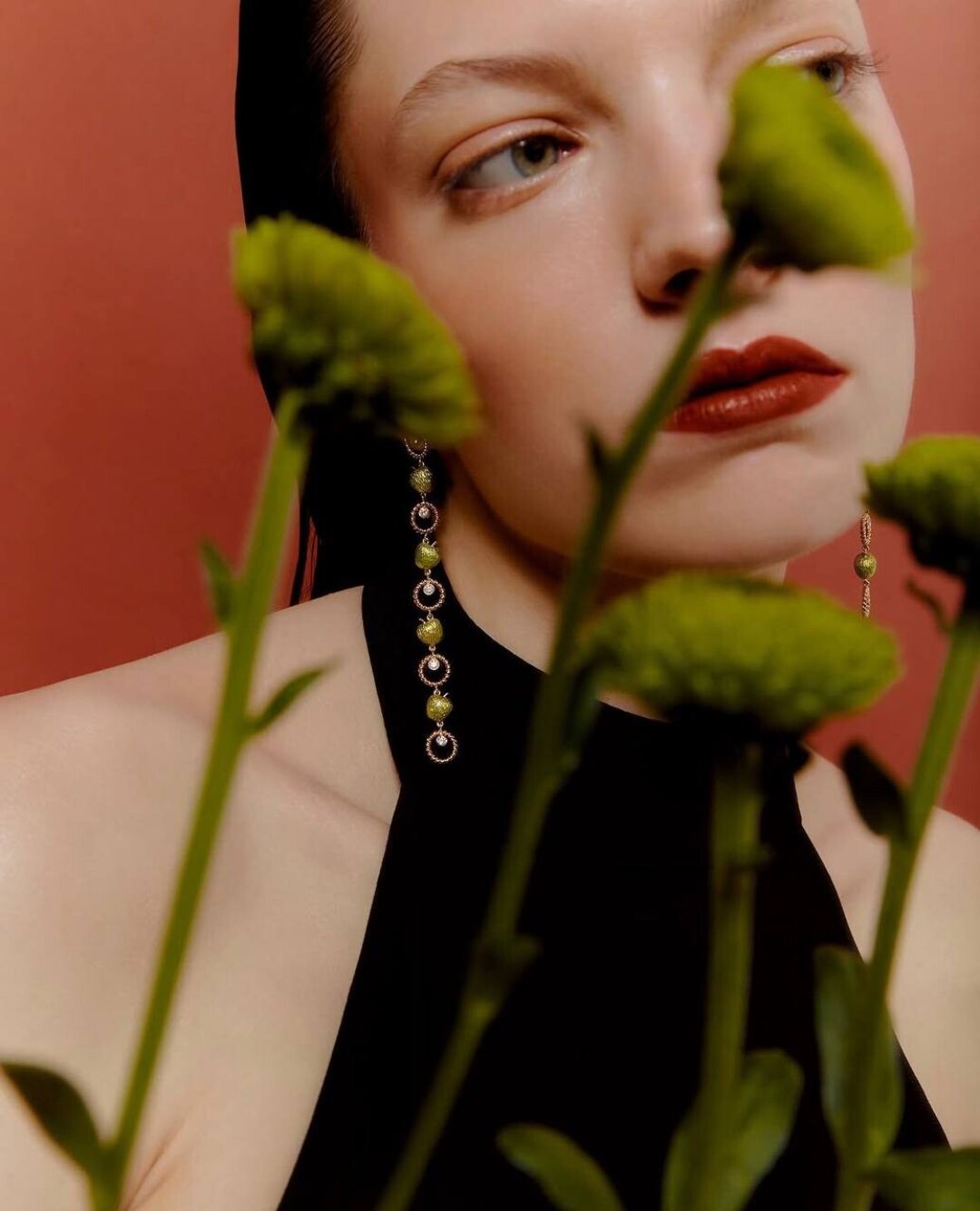 Серьги Liza Borzaya, 2 160 000 руб. Почти целую корзинку яблок (не простых, а золотых!) насобирала ювелир Елизавета Борзунова — нанизала на длинные