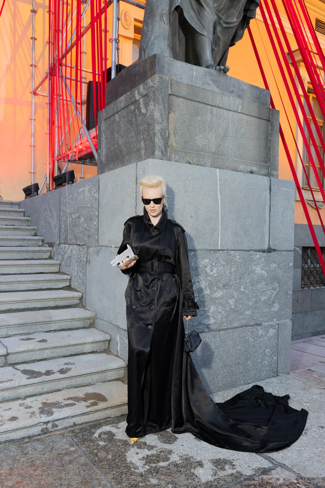 На Вике: платье-плащ BALENCIAGA, сумка M.A BY MAURIZIO AMADEI. Волосы: Мария Туева, мейк: Мария Евсеева