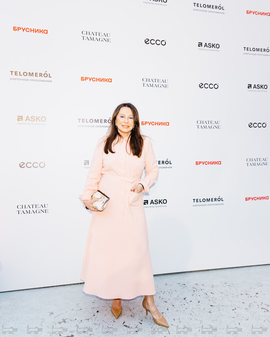 На Ирине: кастомное платье GALINA PODZOLKO, туфли GIANVITO ROSSI, сумка OSCAR DE LA RENTA
