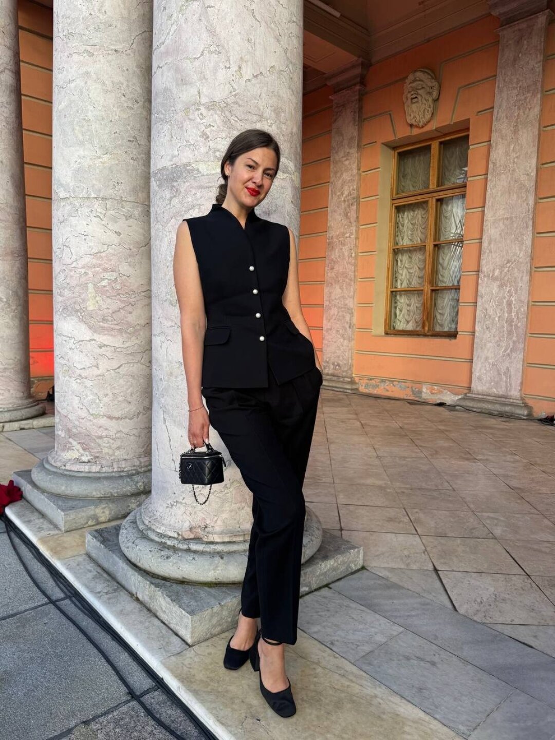 На Дарье: костюм TVERSKAYA IV, сумка CHANEL, туфли ZARA