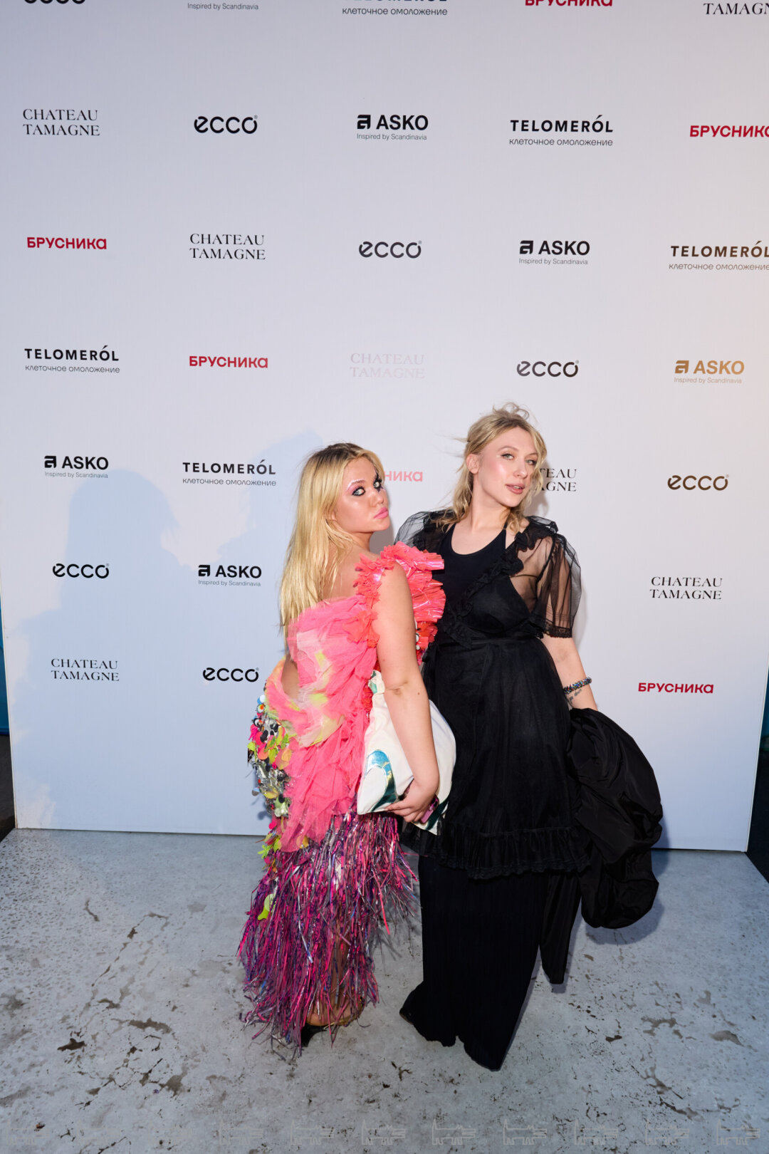 Варвара Яковлева и Анастасия Соломеина На Варваре: платье CHANEL, накидка MIU MIU, сумка CHANEL, тапочки MAISON MARGIELA, украшения PARURE ATELIER