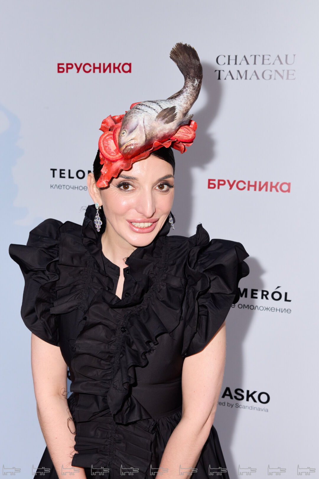 На Анастасии: шляпа MAOR ZABAR HATS, платье и обувь DIOR, украшения FELIKSOV DIAMONDS