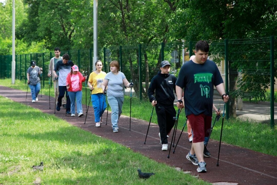 В центре проходят утренняя гимнастика, скандинавская ходьба, йога, теннис для развития физических способностей и интереса к спорту