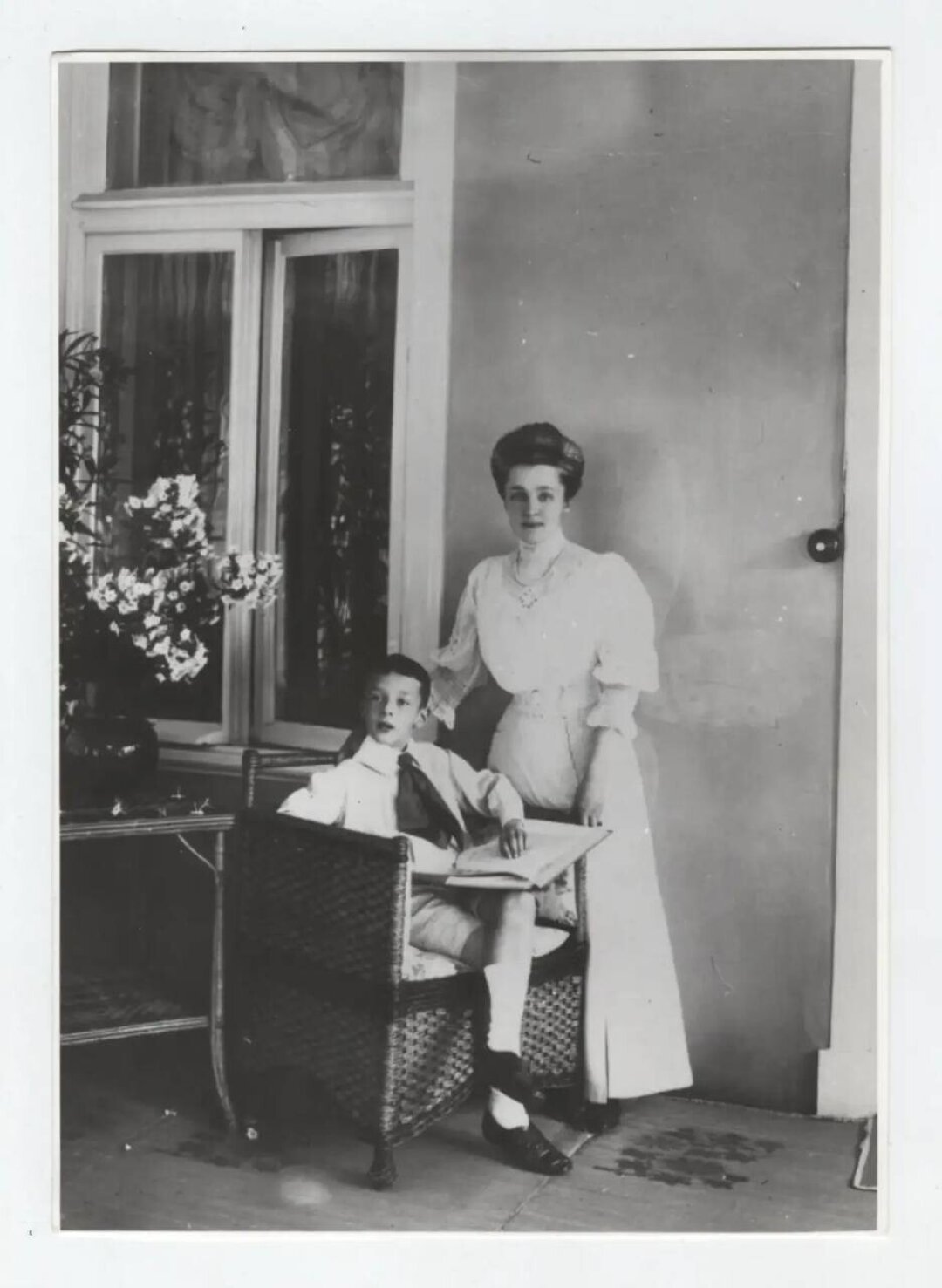 На фото Елена Набокова и Владимир Набоков, Вырская мыза, 1907 год.