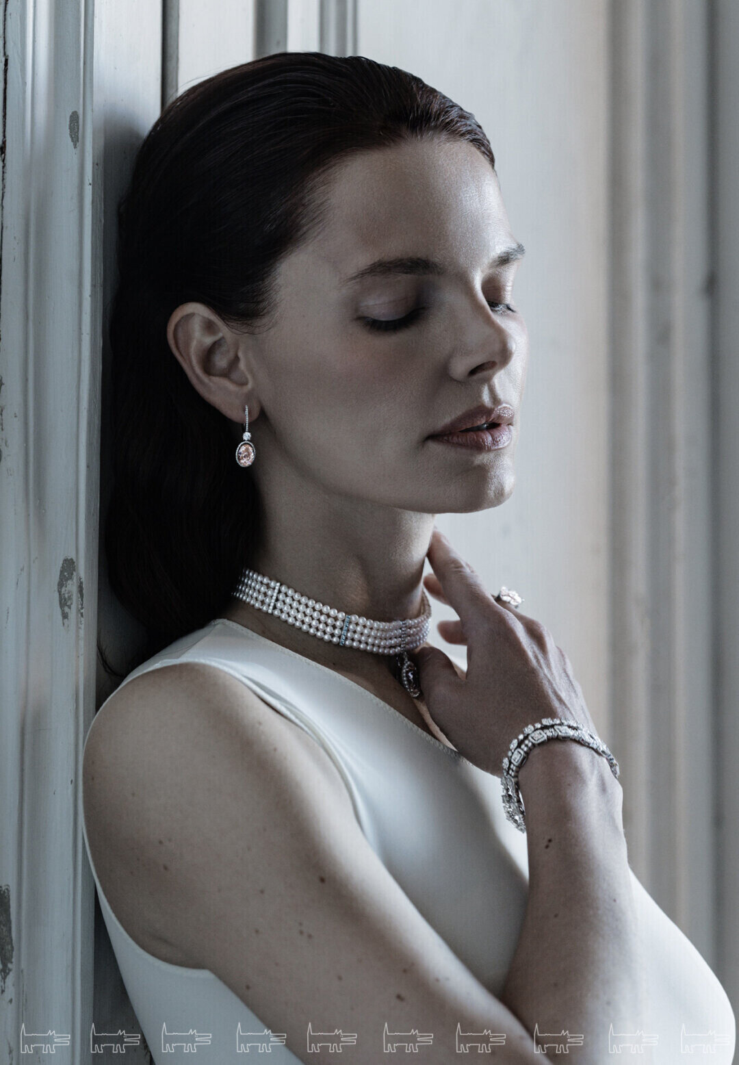 Колье, кольцо, серьги и браслеты MIUZ DIAMONDS, боди MAISON MARGIELA, туфли JIMMY CHOO (все — ДЛТ)