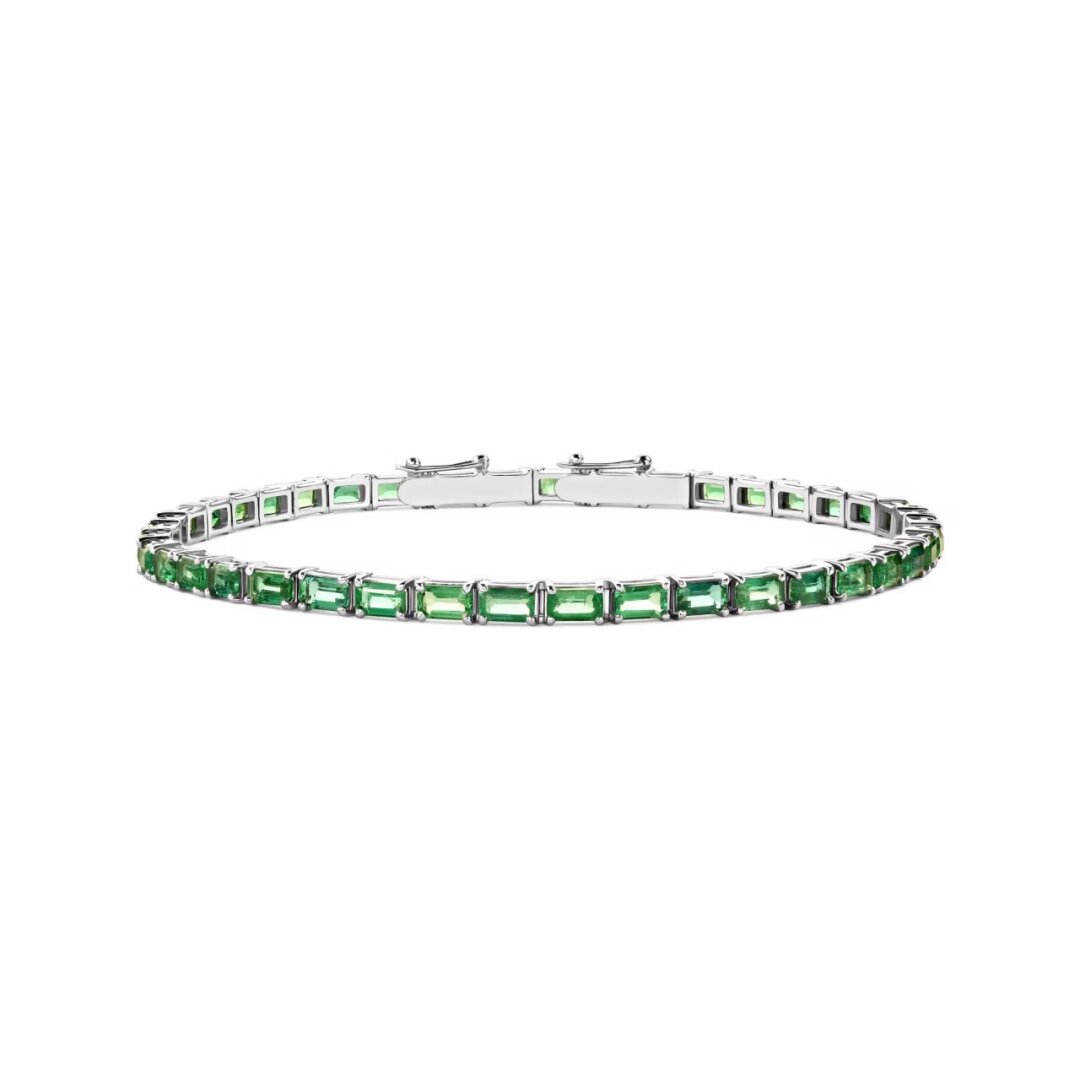Parure Atelier, цена по запросу Четыре десятка изумрудов огранки эмеральд собрались в могучий хоровод — получился вау-анклет с камнями общим весом 10