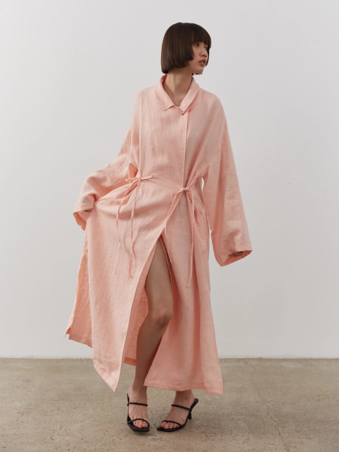 Пальто-кимоно Linen Texture, 19 900 руб. Если верхняя одежда летом, то только такая — льняное пальто в оттенке сладкой ваты, которое можно носить и в