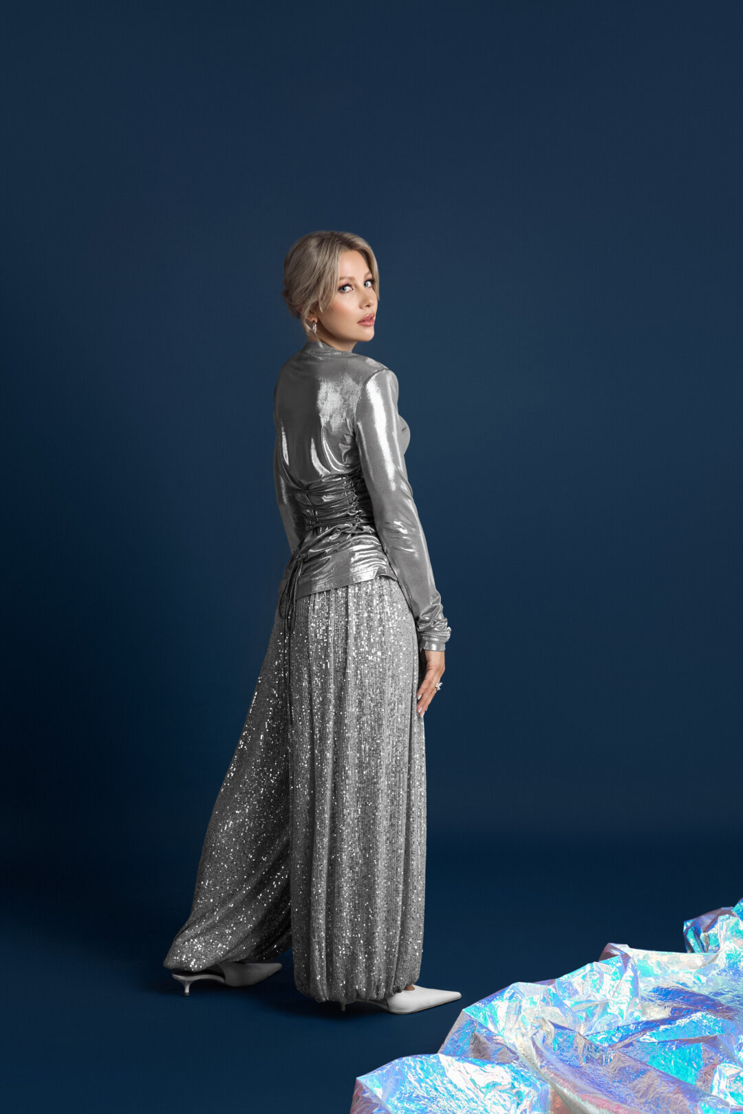 Лонгслив YANA BESFAMILNAYA (Yana Besfamilnaya), брюки DUNYA (Galleria Russian Brands), браслет и серьги PIANEGONDA («Эталон»)