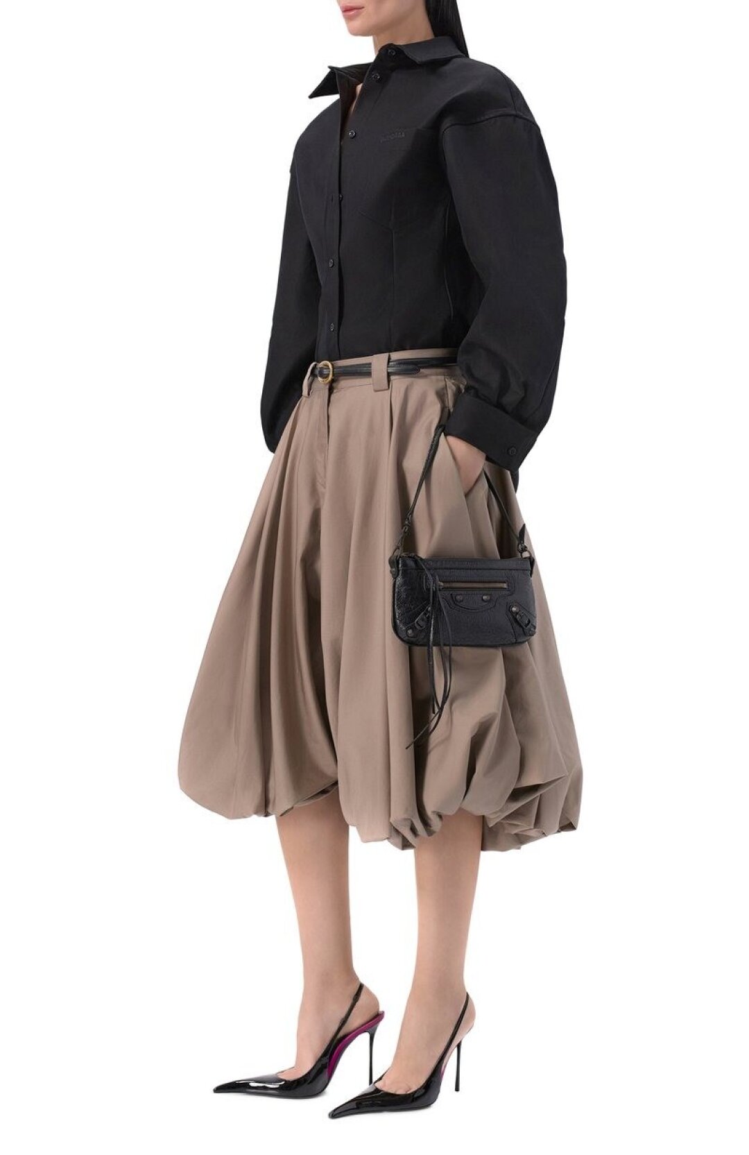 Balenciaga, ДЛТ, 446 500 руб. В порыве аладдиномании меняем ориентальные брюки на стейтмент-шорты. Конкретно эти запрыгнули на рейлы ДЛТ с весенне