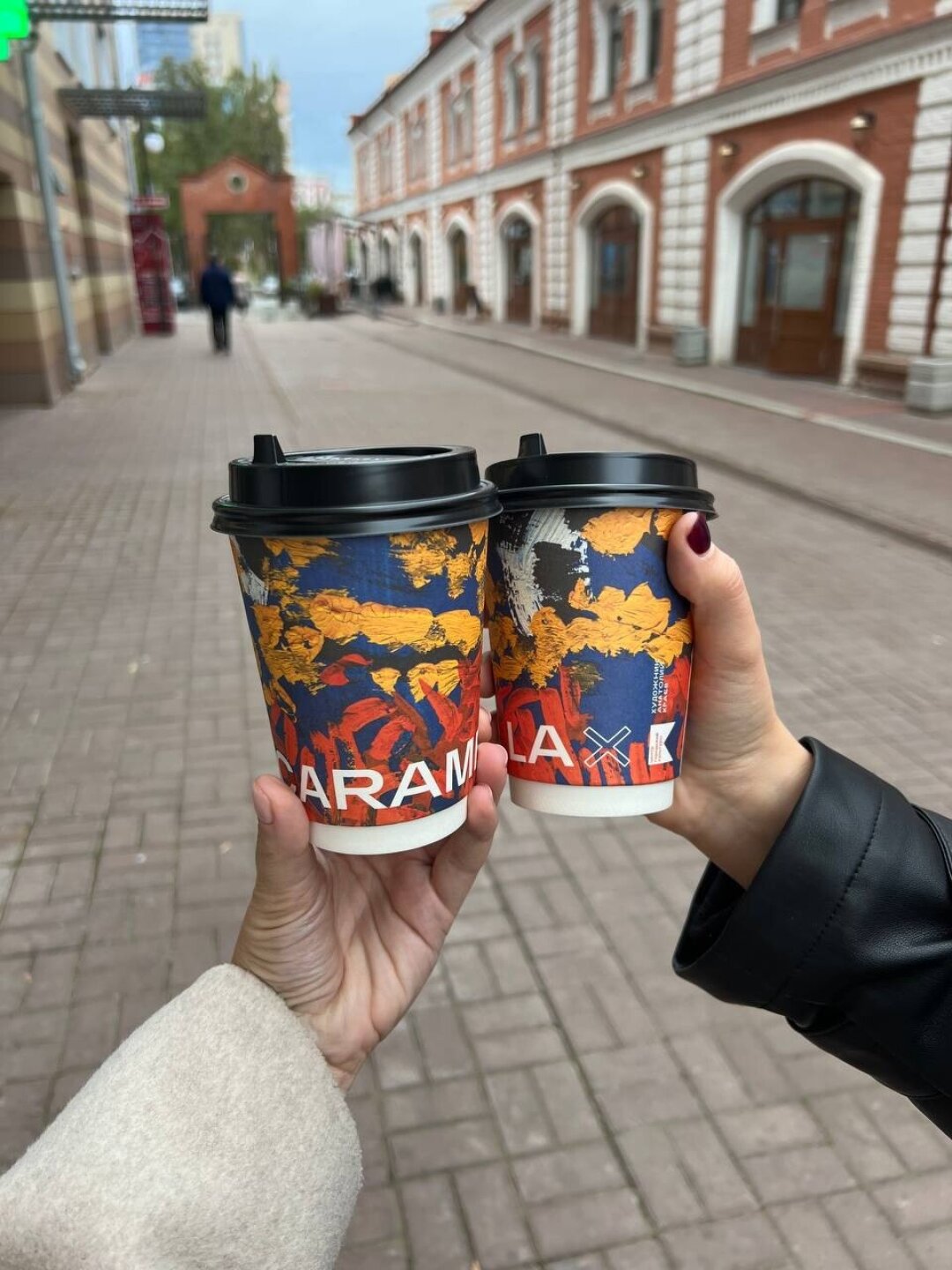 Те самые стаканчики с картиной Анатолия Краева