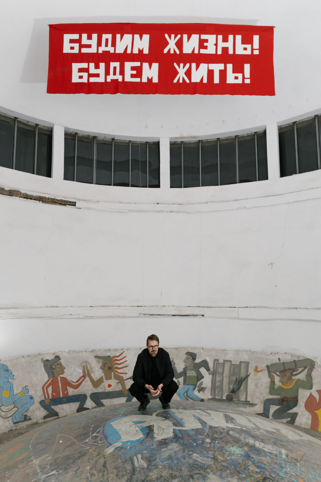 Саша Браулов — художник из Санкт-Петербурга — в последнее время предпочитает работать в технике вышивки