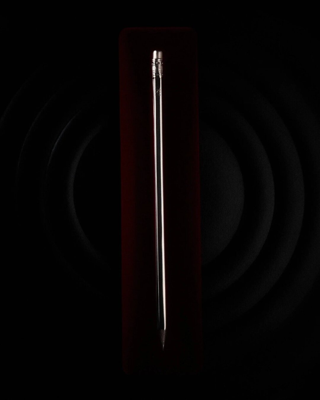 Шпилька Hairpin.MT, 29 500 руб. Если «офисная сирена» для вас — не просто очередной модный кор, а образ жизни, то смело доставайте реальный карандаш