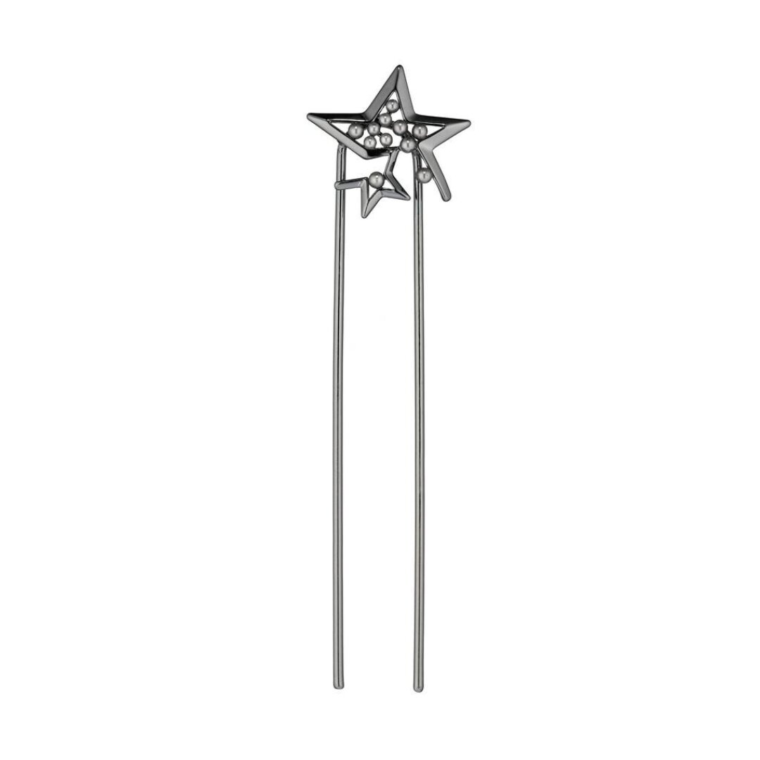 Шпилька Caviar Jewellery, 1 490 руб. Звезды Caviar Jewellery надежно защищены — небесные тела притягивает шпилька из латуни с целой россыпью жемчужных