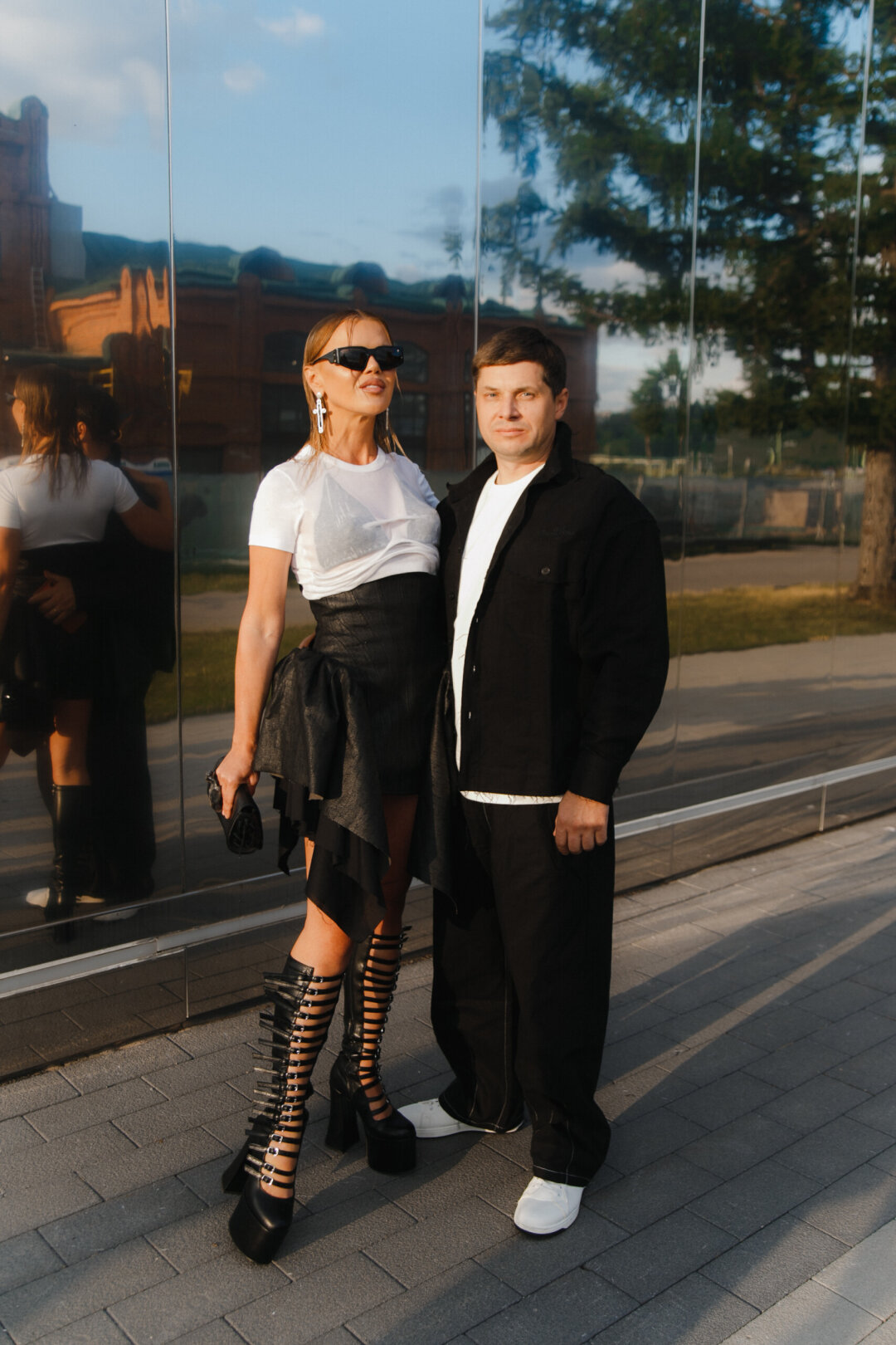 На Екатерине Рябининой серьги и кольцо Poison drop, клатч Christian Louboutin, ботфорты «Убей скуку», юбка Capparell; на Артеме Рябинином все Red