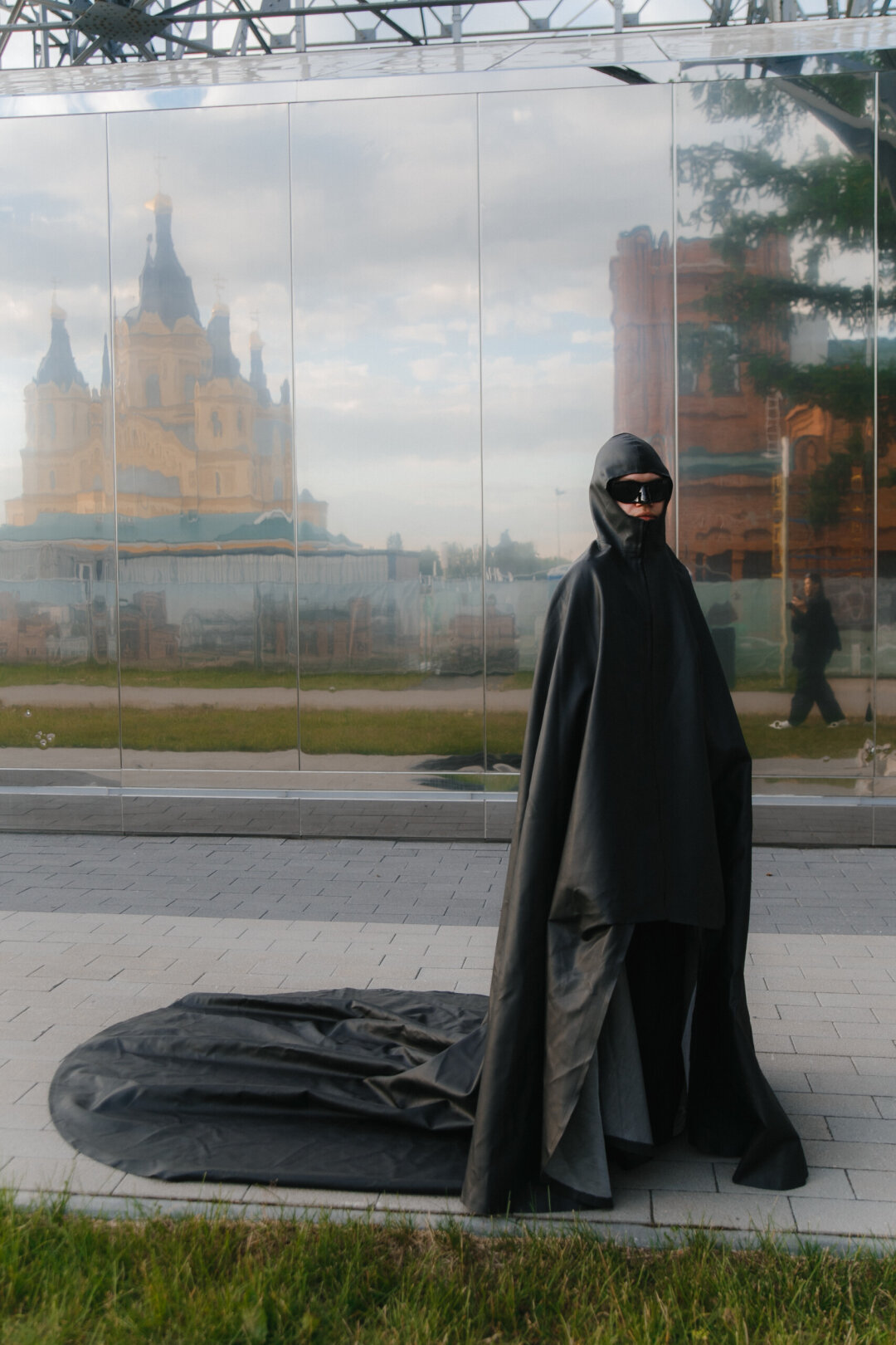 На Диме Казах плащ от Алисы Денисенко, кроссовки Maison Margiella x Reebok, кольца Rick Owens, браслеты Befree, штаны KzD