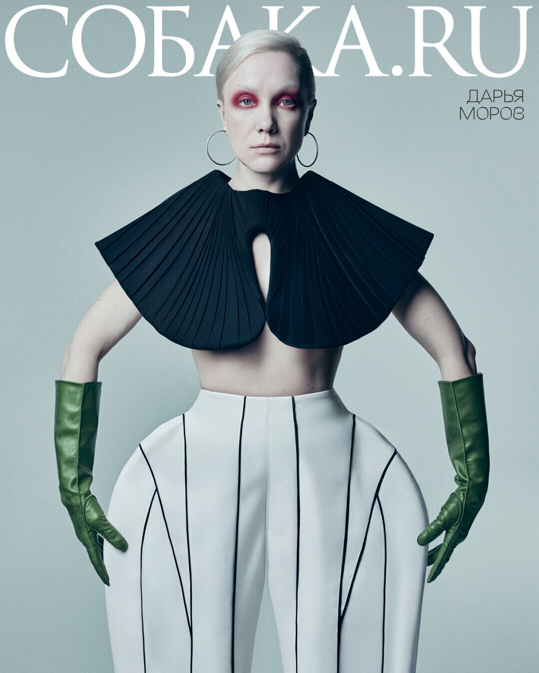 На Дарье Мороз: серьги MERCURY, топ KRISTINA TASHI, брюки VICTORIA PARKHAEVA, перчатки YANA, очки GUCCI (Optics Gallery)